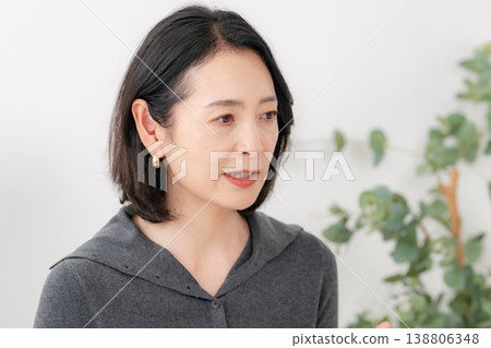 Women concerned about nasolabial folds: Cosmetic medical treatments 138806348