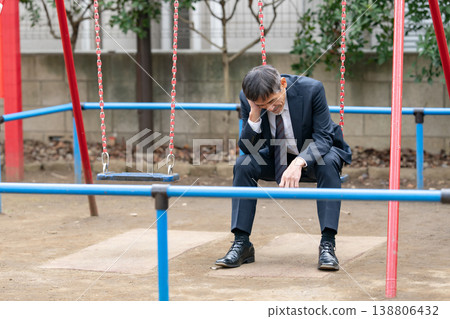 公園裡一位心事重重的商人 138806432
