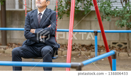 公園裡一位心事重重的商人 138806433