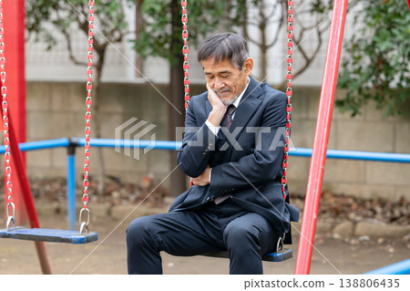 公園裡一位心事重重的商人 138806435