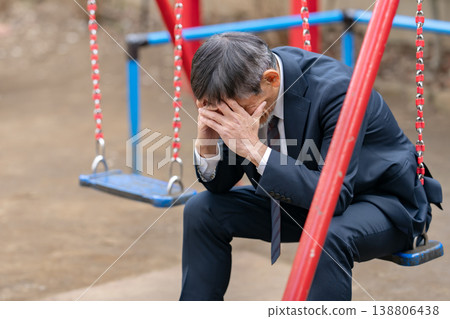 公園裡一位心事重重的商人 138806438