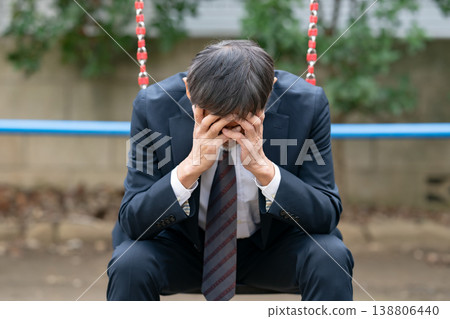 公園裡一位心事重重的商人 138806440