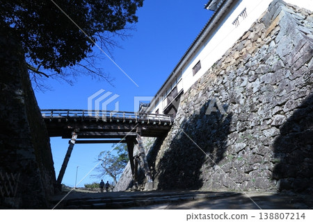 National Treasure Hikone Castle (Hikone City, Shiga Prefecture): Corridor Bridge leading to the Tenbin-yagura Tower National Treasure Hikone Castle (Hikone City, Shiga Prefecture): Corridor Bridge leading to the Tenbin-yagura Tower 138807214