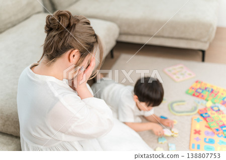 Mothers struggling with childcare (postpartum depression, parenting stress, the terrible twos, single-parenting) 138807753