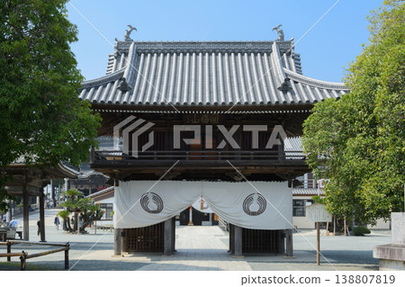 The main gate of Toyokawa Inari Shrine The main gate of Toyokawa Inari Shrine 138807819