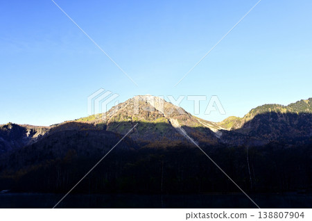 Kamikochi in November, Mt. Yake (Photo taken on the left bank of Taisho Pond) 138807904