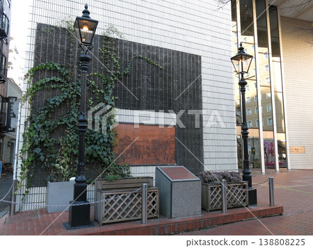 A monument commemorating "Japan's first gas lamp" (reconstructed gas lamp and wall relief) located in Bashamichi, Naka Ward, Yokohama City. 138808225