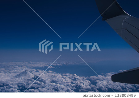 從飛機上看到的富士山 從飛機上看到的富士山 138808499