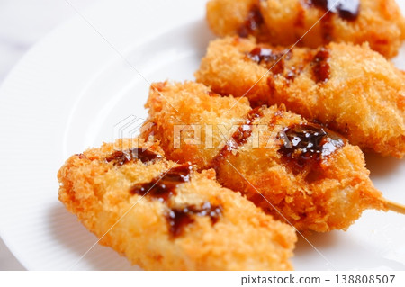 串炸-新鮮出爐、看起來很美味的串炸。 串炸-新鮮出爐、看起來很美味的串炸。 138808507