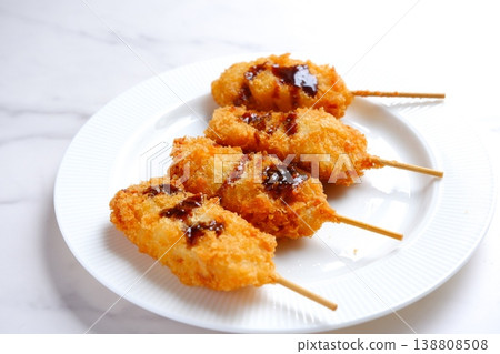 串炸-新鮮出爐、看起來很美味的串炸。 串炸-新鮮出爐、看起來很美味的串炸。 138808508