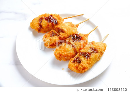 串炸-新鮮出爐、看起來很美味的串炸。 串炸-新鮮出爐、看起來很美味的串炸。 138808510