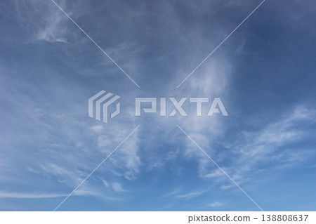 在藍天的白色雲彩 在藍天的白色雲彩 138808637