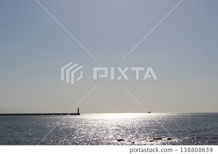 陽光灑在藍天和海面上。 陽光灑在藍天和海面上。 138808639
