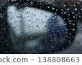 下雨天，雨滴落在車窗上 138808663