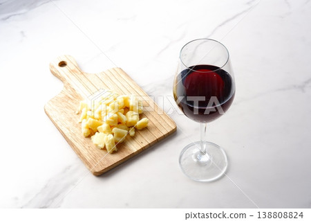 葡萄酒和起司-佐以高達起司享用紅酒。 葡萄酒和起司-佐以高達起司享用紅酒。 138808824