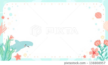 鯨鯊和木槿花，背景是明亮的海洋。 138808957