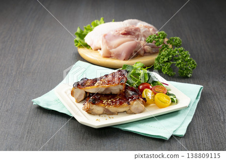 照燒雞排和生雞肉 - 雞肉烹飪原料 照燒雞排和生雞肉 - 雞肉烹飪原料 138809115