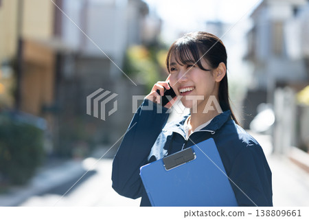 打電話的工作人員 138809661