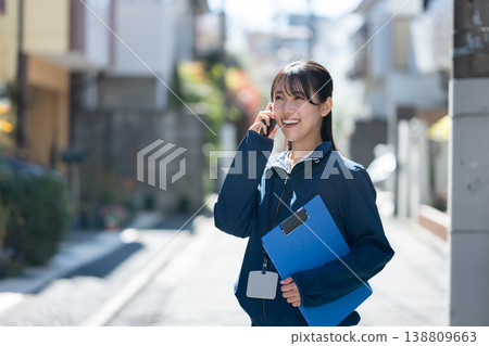 打電話的工作人員 打電話的工作人員 138809663