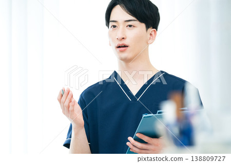 年輕男性醫護人員 138809727