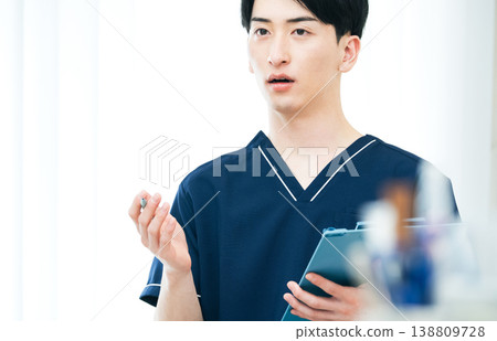年輕男性醫護人員 138809728