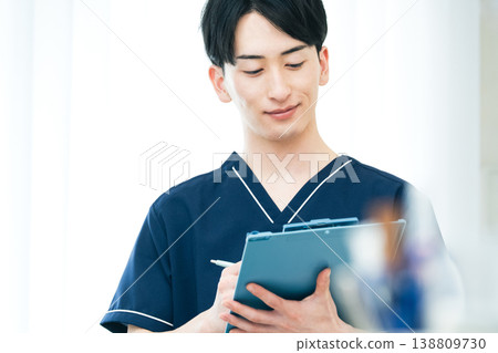 年輕男性醫護人員 138809730