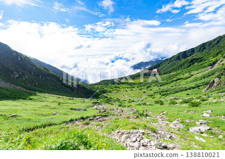 從健行步道上可以欣賞到千丈崖冰鬥的壯麗景色 138810021