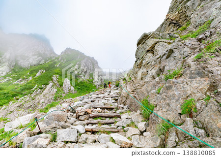 [Mount Kiso-Komagatake] Hikers ascending the steep Hachicho-zaka slope 138810085
