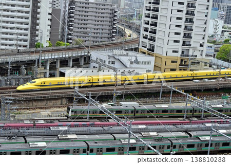 Doctor yellow 138810288