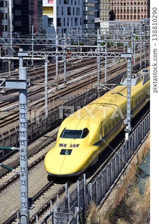 Doctor yellow 138810290