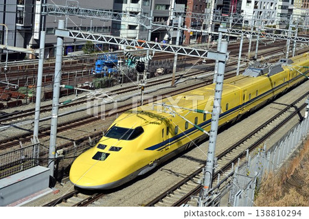 Doctor yellow 138810294