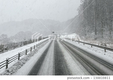 降雪期間能見度低的道路和隧道(冬季交通和安全圖片) 降雪期間能見度低的道路和隧道(冬季交通和安全圖片) 138810811