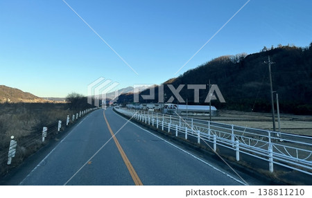 鄉村景色,道路和山脈;一條筆直的道路橫跨藍天;鄉村交通的景象。 鄉村景色,道路和山脈;一條筆直的道路橫跨藍天;鄉村交通的景象。 138811210