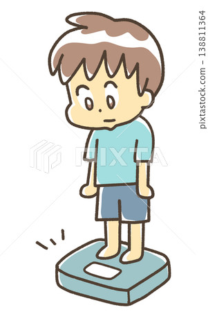一個男孩在稱體重 138811364