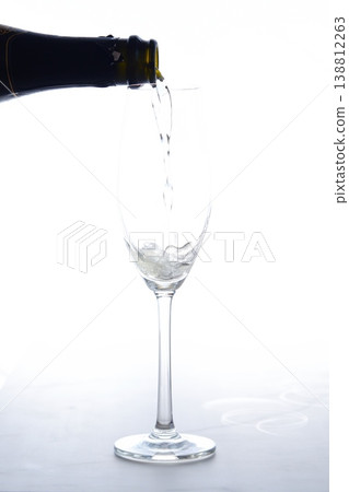 將冰鎮香檳（氣泡酒）倒入香檳杯中 138812263