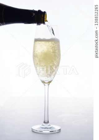 將冰鎮香檳(氣泡酒)倒入香檳杯中 將冰鎮香檳(氣泡酒)倒入香檳杯中 138812265