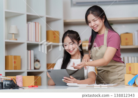 Team collaboration in ecommerce business planning 138812343