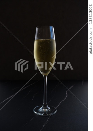 香檳 - 一杯冰鎮香檳(氣泡酒)。 香檳 - 一杯冰鎮香檳(氣泡酒)。 138813008