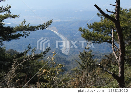 從山上看到的公路 從山上看到的公路 138813010