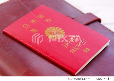 護照 - 準備護照(普通 10 年期紅色護照)和計劃出國旅行的圖片 護照 - 準備護照(普通 10 年期紅色護照)和計劃出國旅行的圖片 138813412