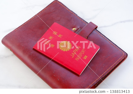 護照 - 準備護照(普通 10 年期紅色護照)和計劃出國旅行的圖片 護照 - 準備護照(普通 10 年期紅色護照)和計劃出國旅行的圖片 138813413