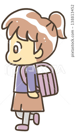 一名小學生女孩在上學或放學的路上橫著走。 一名小學生女孩在上學或放學的路上橫著走。 138813452
