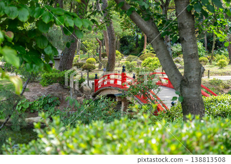 Red bridge in Shukkei-en Japanese garden in Hiroshima, Japan 138813508