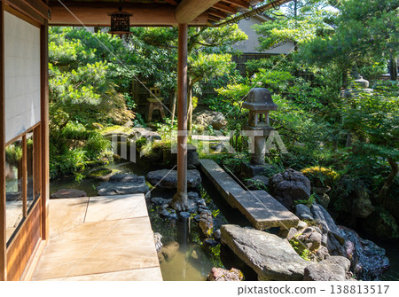 Traditional garden in Nagamachi District, Kanazawa, with stone lanterns 138813517