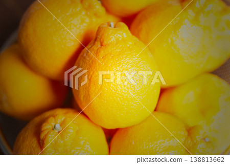 籃子裡堆放著新鮮的不知火(Dekopon)橘子的特寫鏡頭。 籃子裡堆放著新鮮的不知火(Dekopon)橘子的特寫鏡頭。 138813662