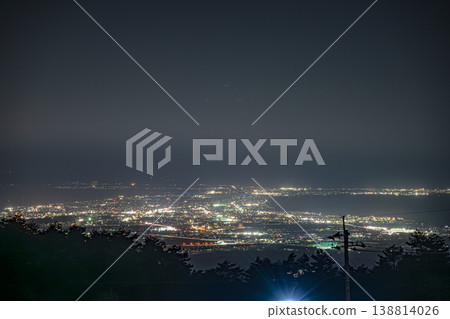 從日本鳥取縣山眺望米子市,夜景非常美麗。 從日本鳥取縣山眺望米子市,夜景非常美麗。 138814026