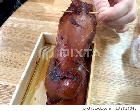 Lift the squid rice and pick one with a toothpick. 138814043