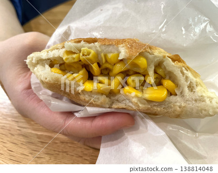 玉米麵包橫切面特寫:玉米粒鮮豔的顏色。 玉米麵包橫切面特寫:玉米粒鮮豔的顏色。 138814048
