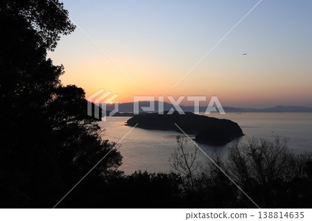 The sea where the sun sets 138814635