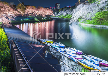 春日千鳥淵：從碼頭眺望櫻花夜景 [東京千代田區] 138815194